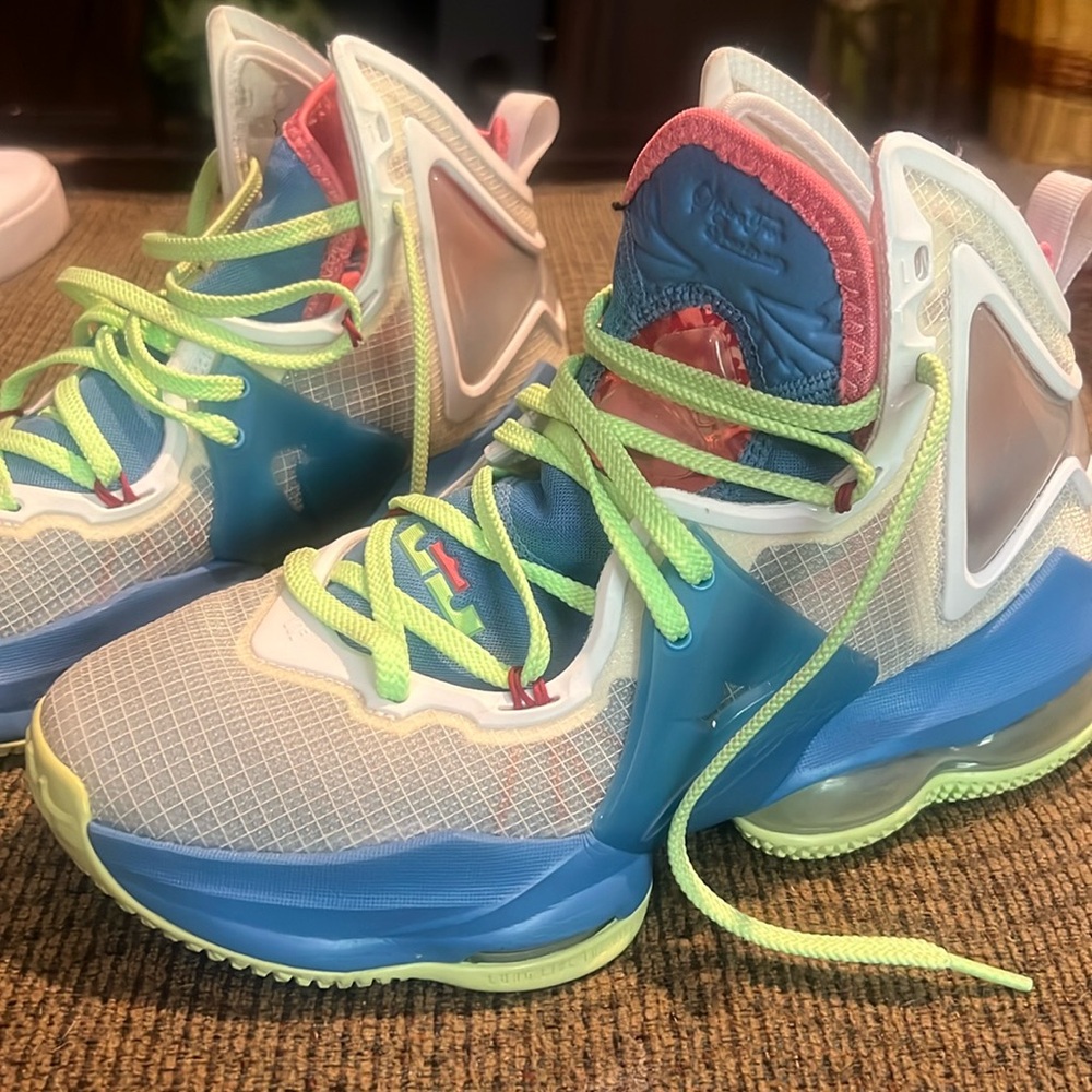 Lebron Nike Youth size 6.5 / women’s 8.5